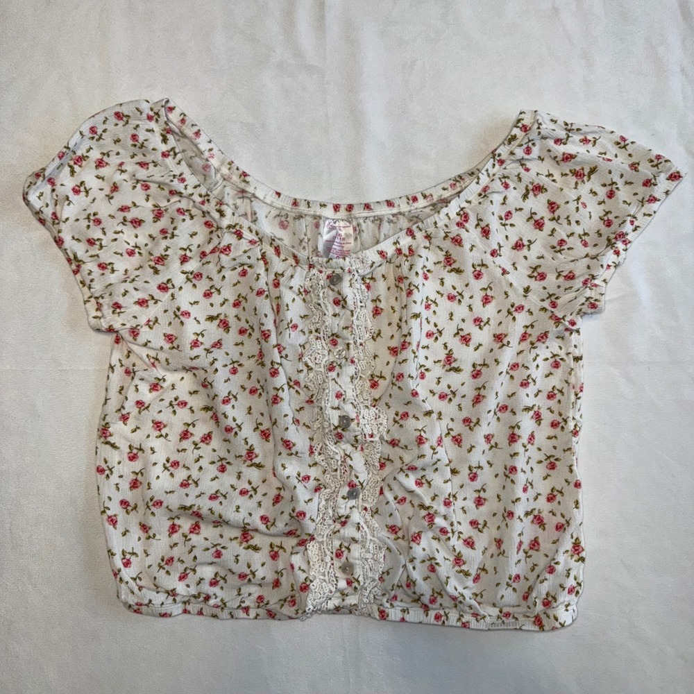 No Boundaries Floral Crop Top With Lace Trim and‎ Button Detail - Women's Large